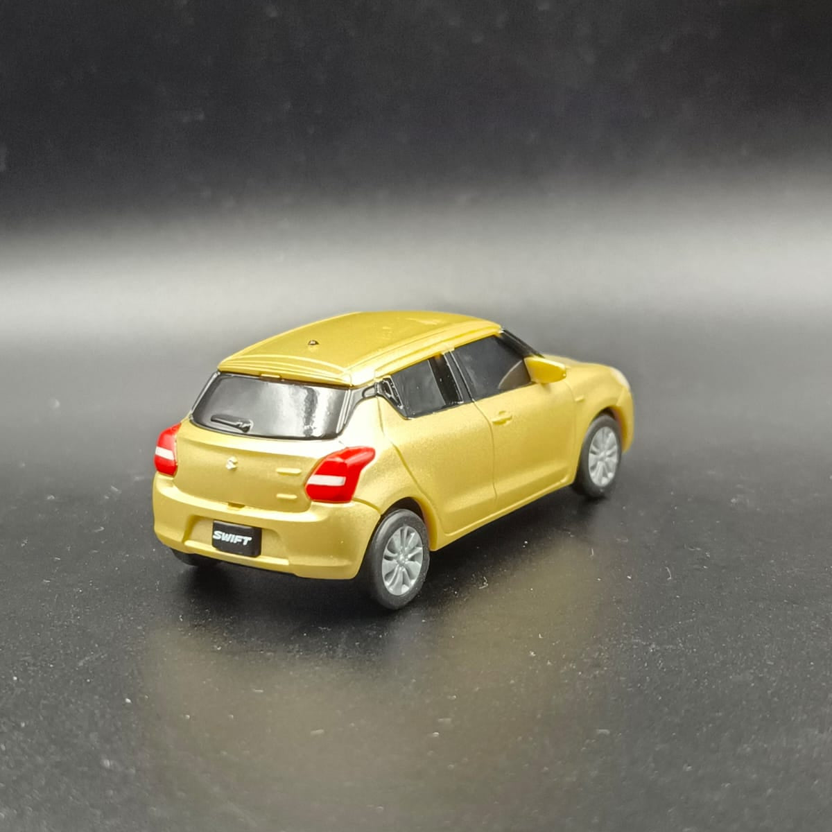 Maruti Suzuki Swift Die-Cast Miniature Model Car – Gold Edition (1:32 Scale)