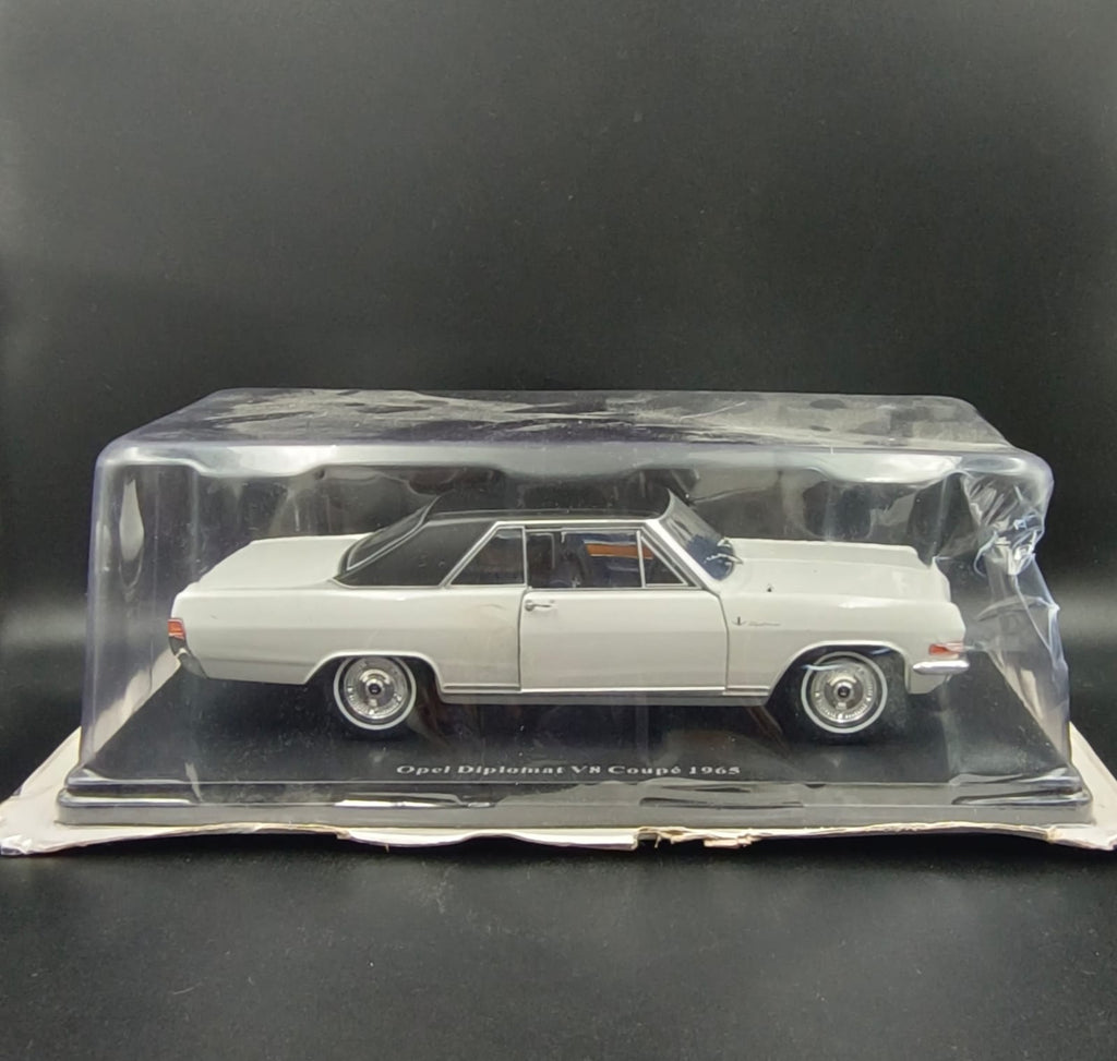 1965 Opel Diplomat V8 Coupé Diecast Model Car - 1:24 Scale