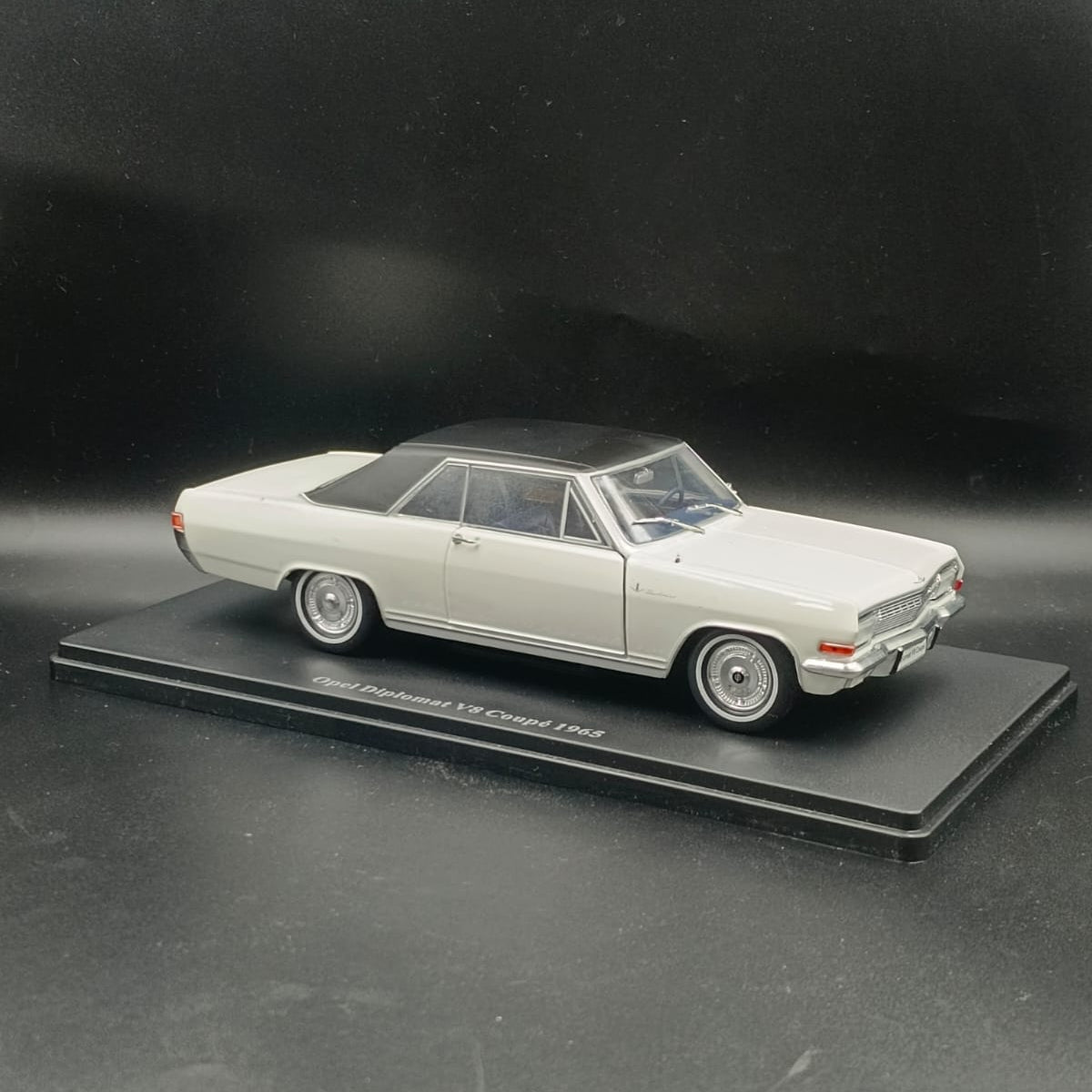 1965 Opel Diplomat V8 Coupé Diecast Model Car - 1:24 Scale