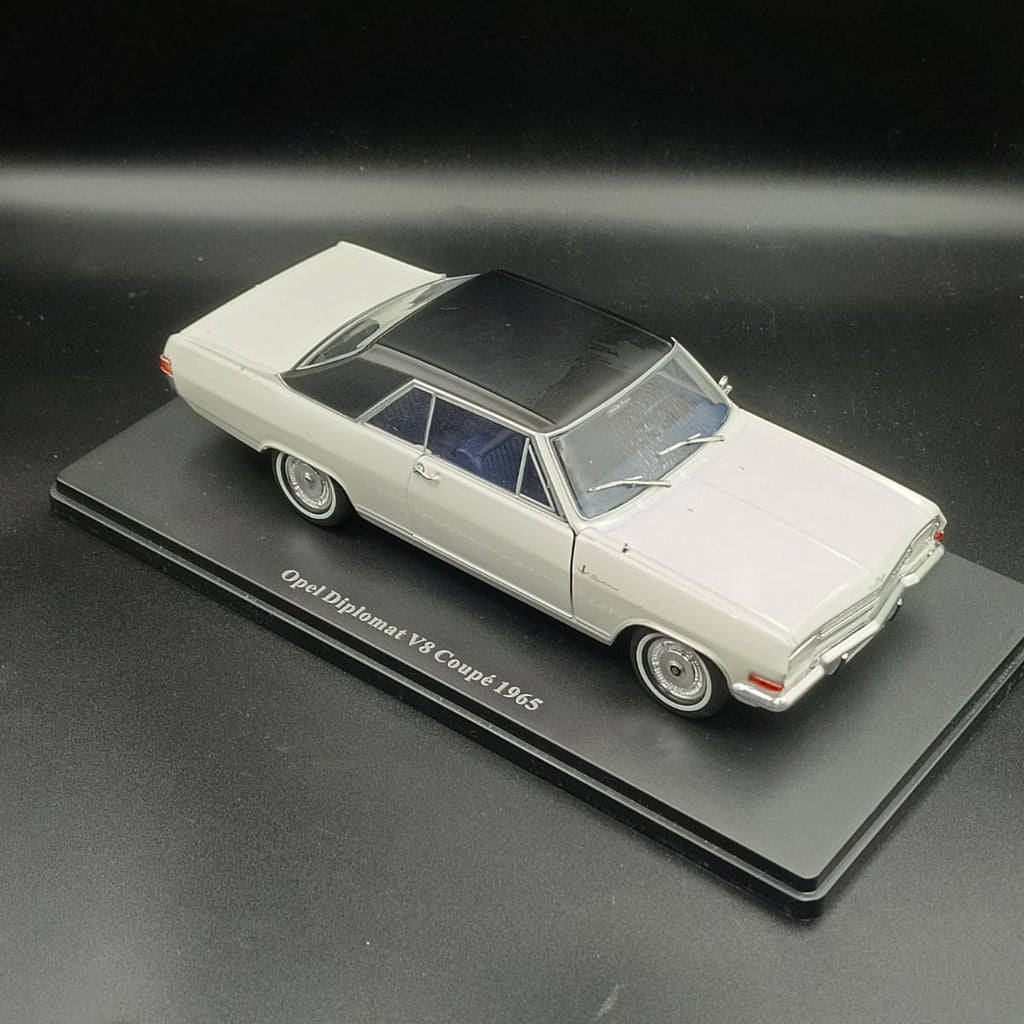 1965 Opel Diplomat V8 Coupé Diecast Model Car - 1:24 Scale