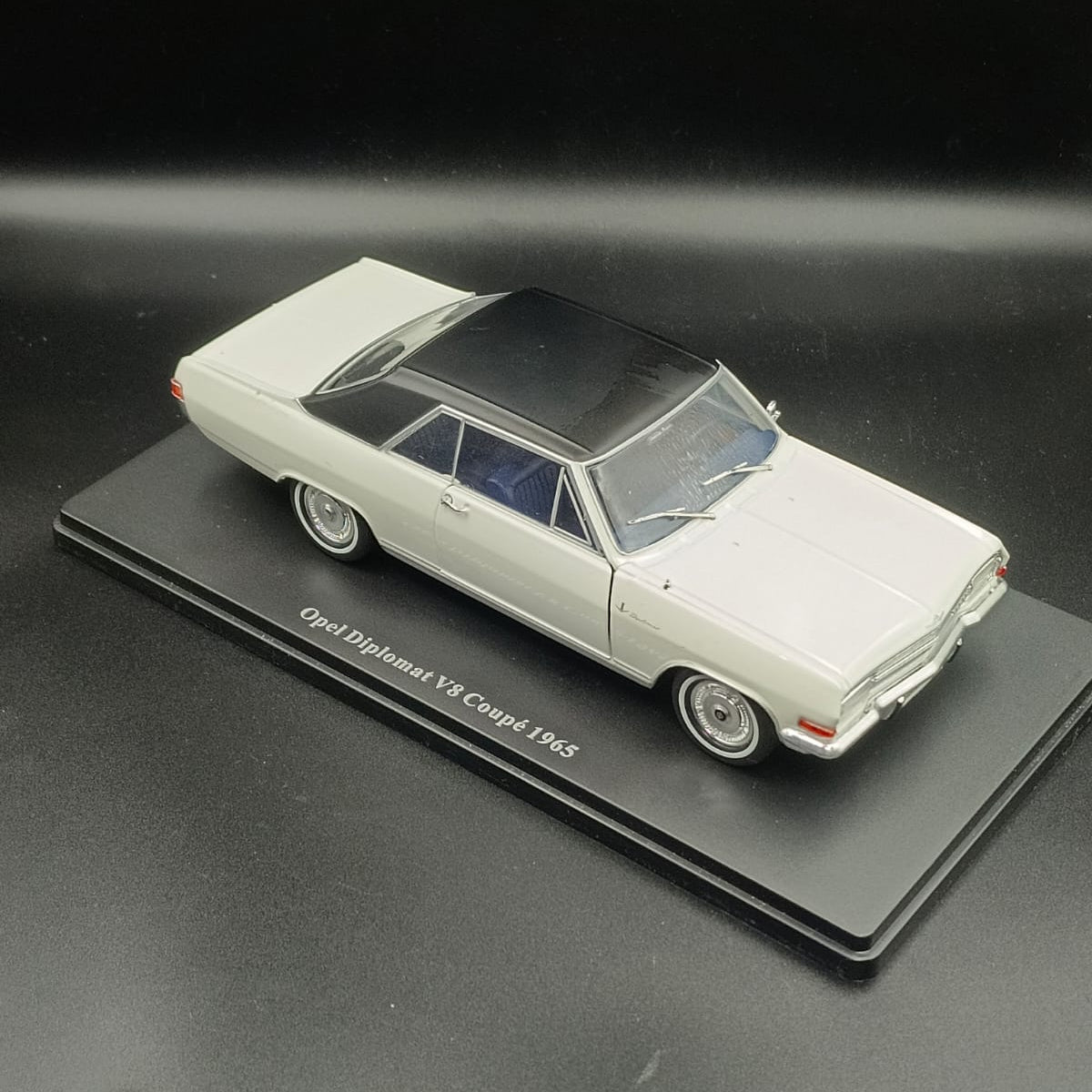 1965 Opel Diplomat V8 Coupé Diecast Model Car - 1:24 Scale