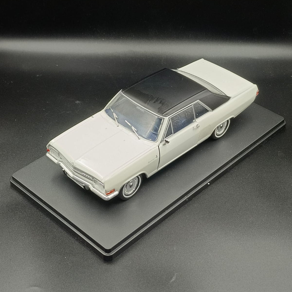 1965 Opel Diplomat V8 Coupé Diecast Model Car - 1:24 Scale