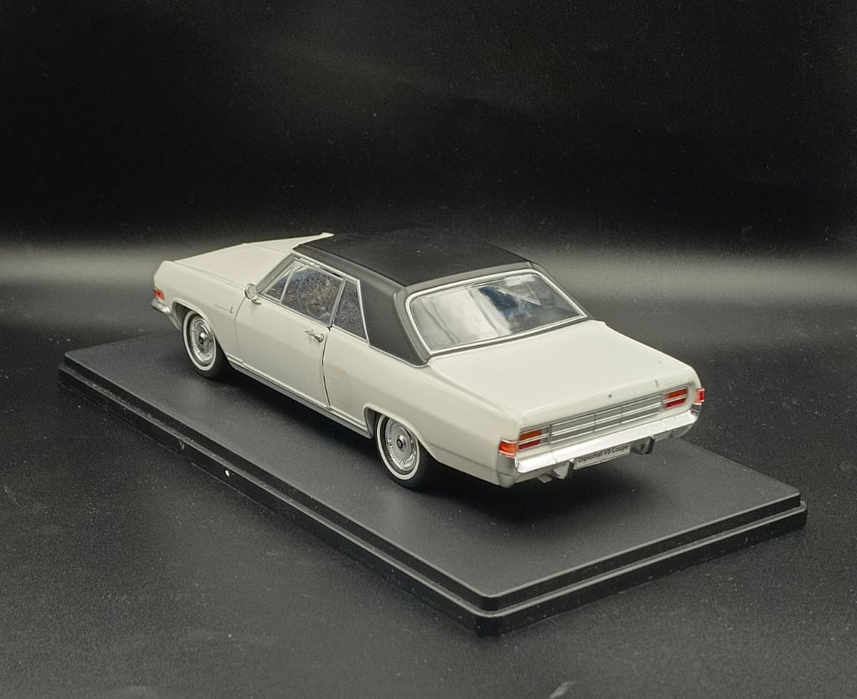 1965 Opel Diplomat V8 Coupé Diecast Model Car - 1:24 Scale