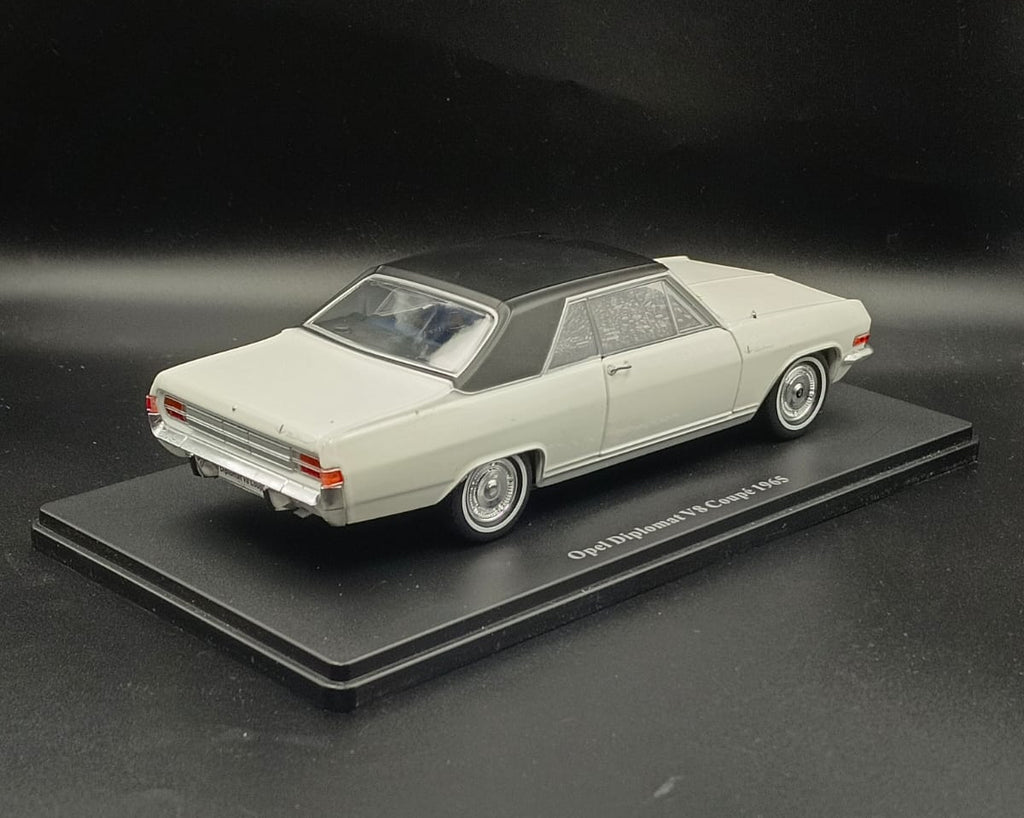 1965 Opel Diplomat V8 Coupé Diecast Model Car - 1:24 Scale