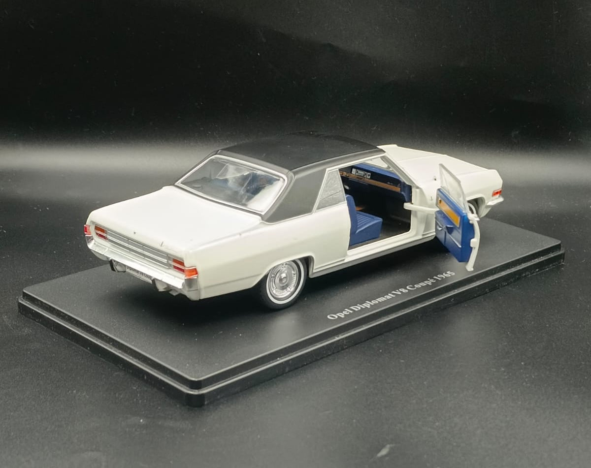 1965 Opel Diplomat V8 Coupé Diecast Model Car - 1:24 Scale