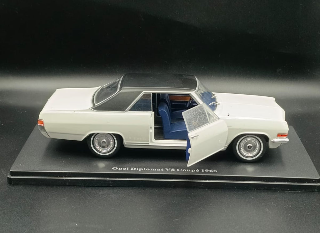 1965 Opel Diplomat V8 Coupé Diecast Model Car - 1:24 Scale