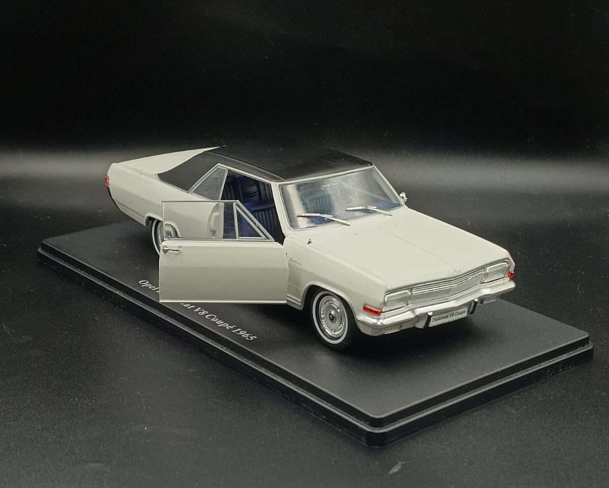 1965 Opel Diplomat V8 Coupé Diecast Model Car - 1:24 Scale