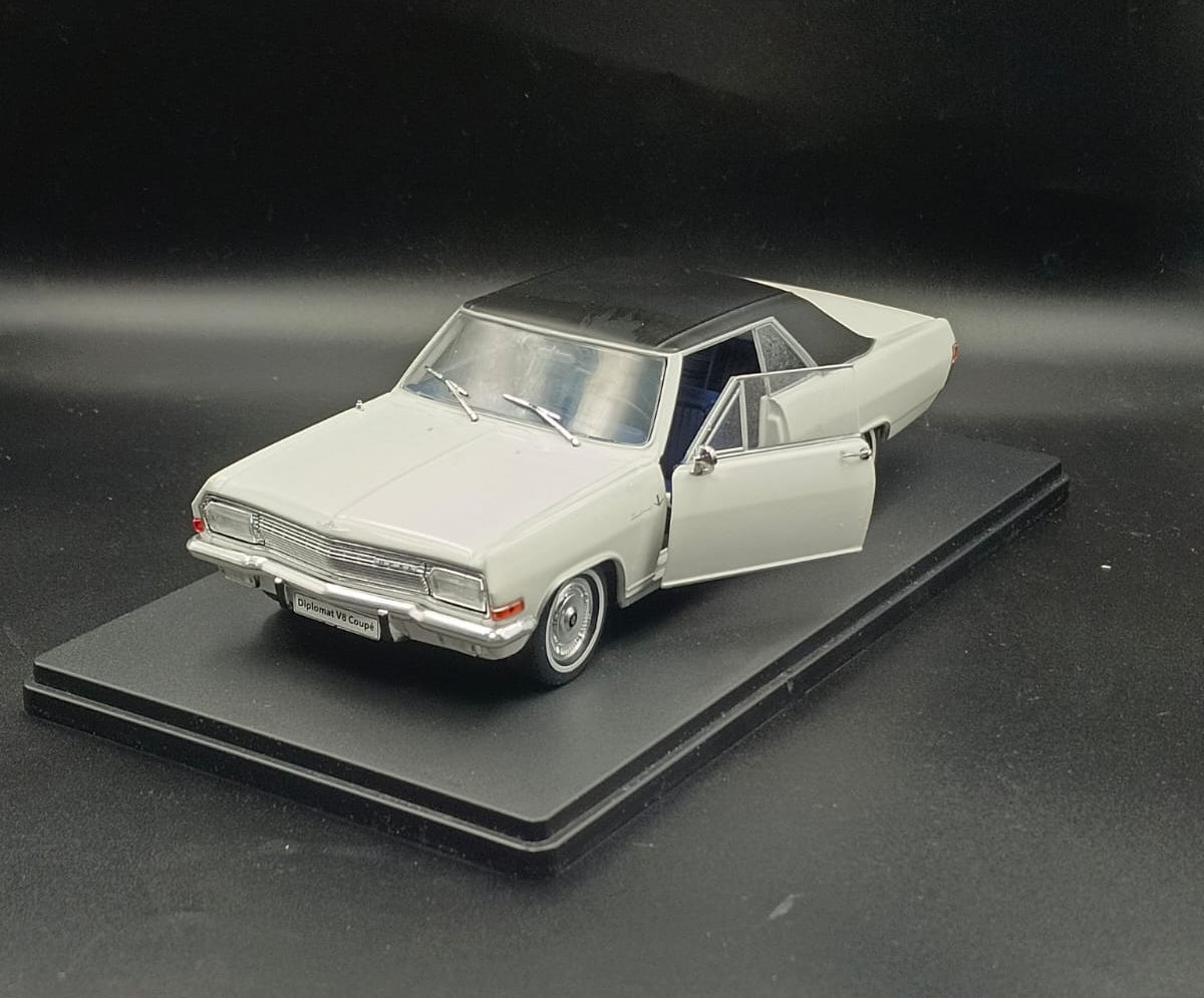 1965 Opel Diplomat V8 Coupé Diecast Model Car - 1:24 Scale