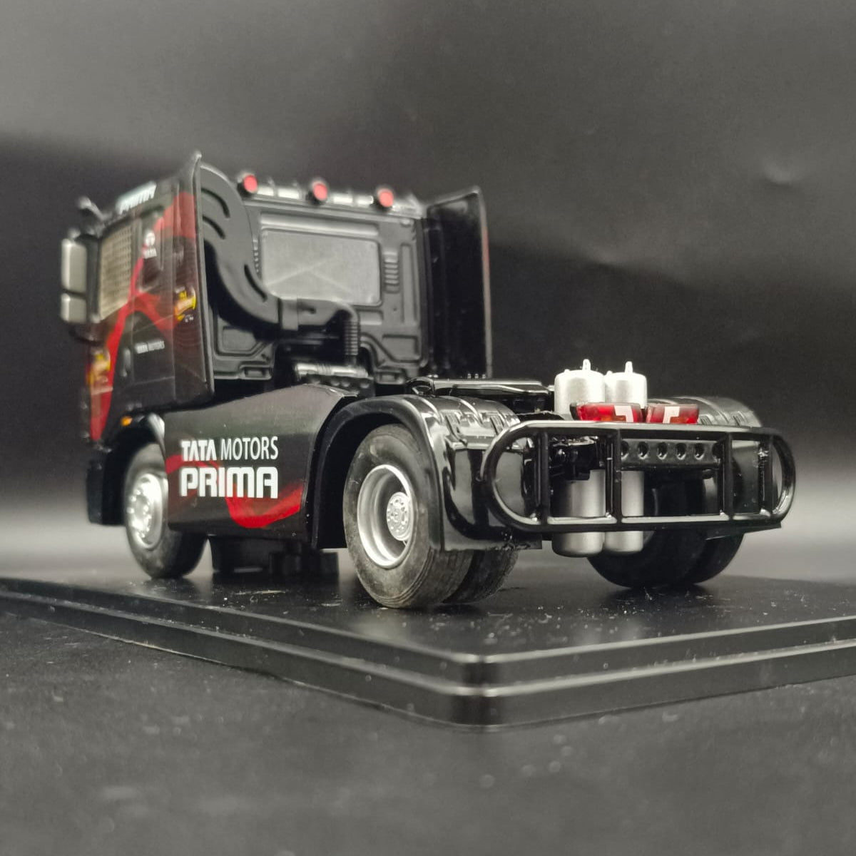 Tata Motors Prima 1:43 Scale Dealer Edition Diecast Model Truck