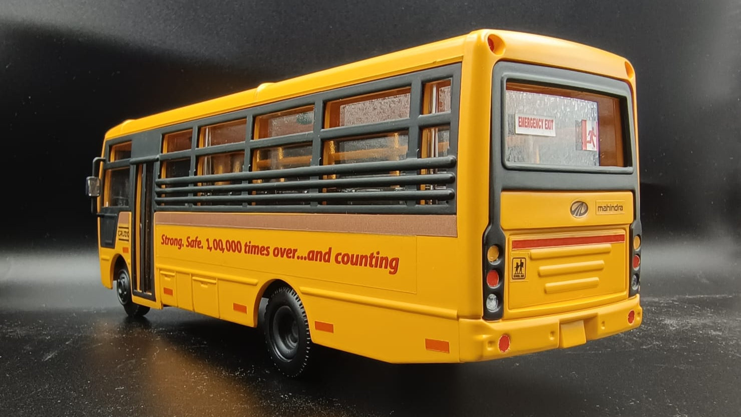 Mahindra Cruzio School Bus Scale Model (1:32 Scale)
