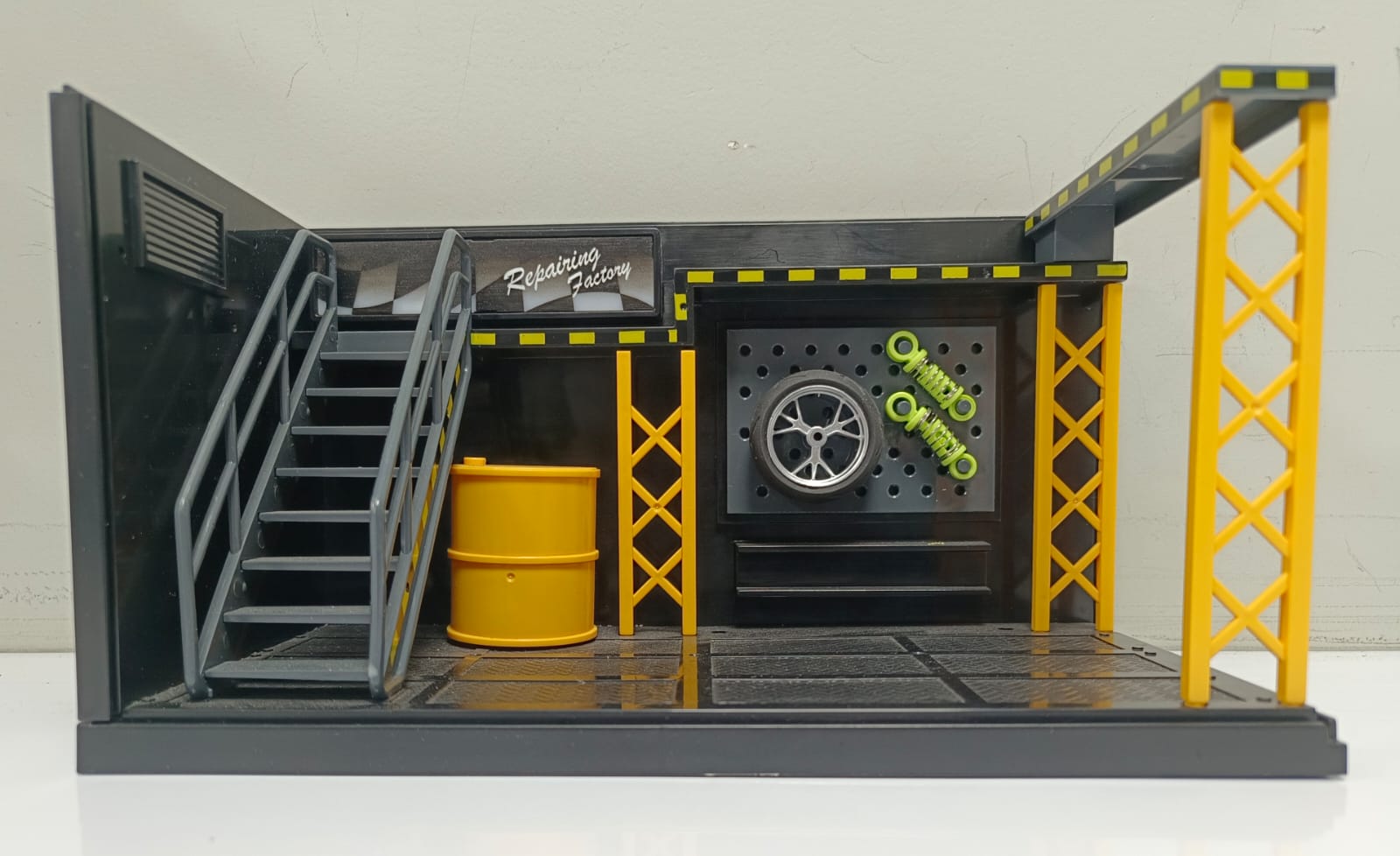 Gilumza DIY Simulation Garage Diorama with LED Light – 1:64 & 1:32 Scale Model Car Display Case