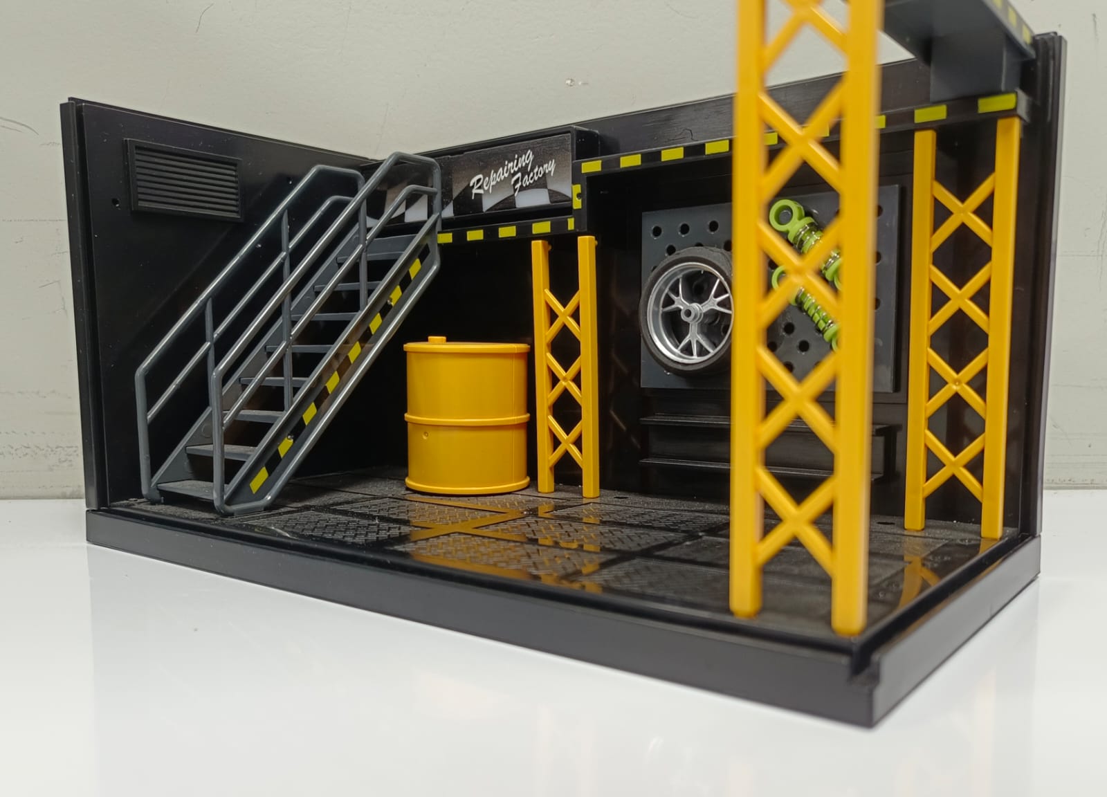Gilumza DIY Simulation Garage Diorama with LED Light – 1:64 & 1:32 Scale Model Car Display Case