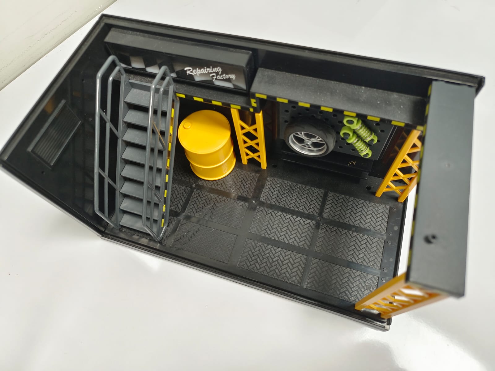 Gilumza DIY Simulation Garage Diorama with LED Light – 1:64 & 1:32 Scale Model Car Display Case