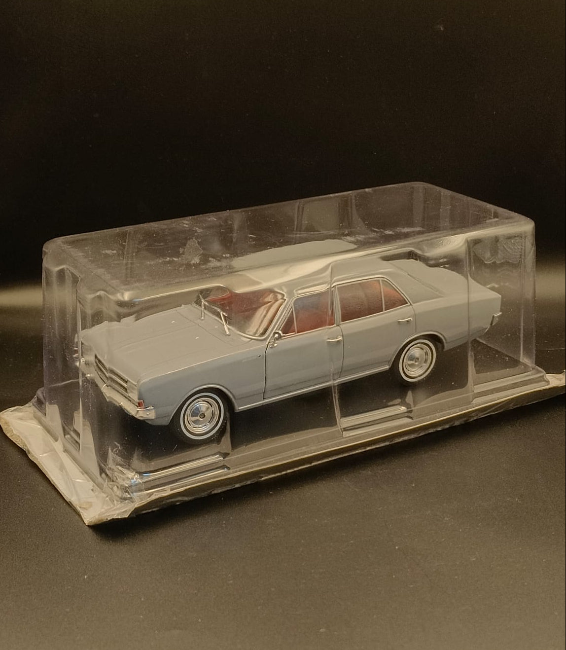 1:24 Opel Rekord 1900 L (1967) Grey – Hachette / IXO Diecast Scale Model