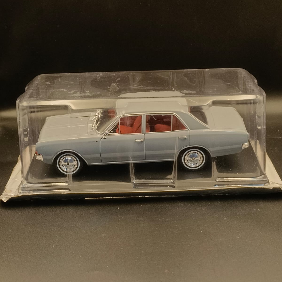 1:24 Opel Rekord 1900 L (1967) Grey – Hachette / IXO Diecast Scale Model