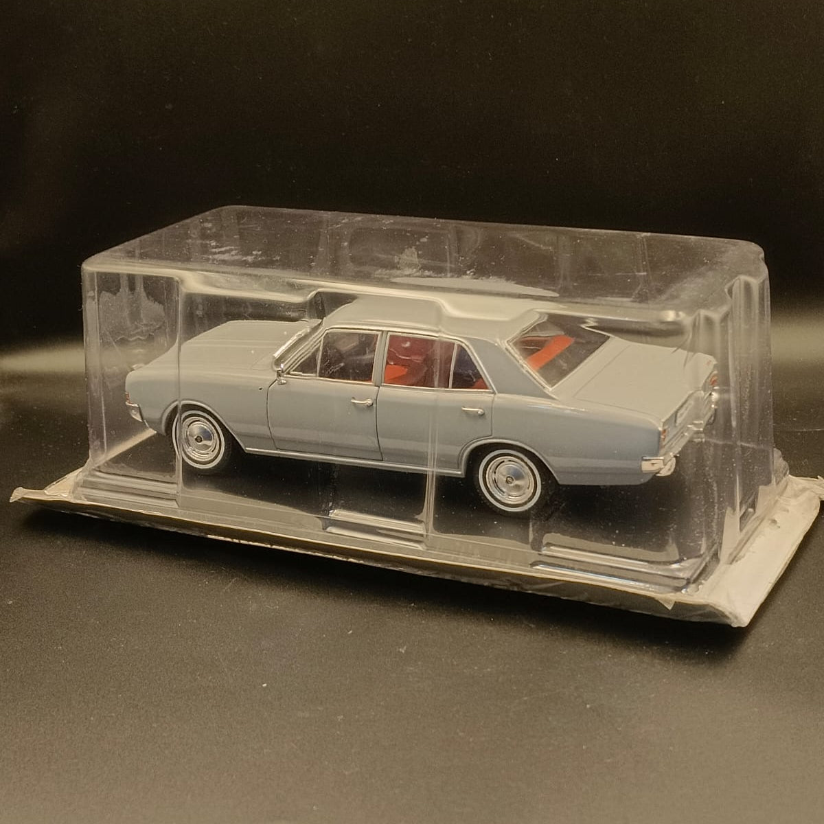 1:24 Opel Rekord 1900 L (1967) Grey – Hachette / IXO Diecast Scale Model