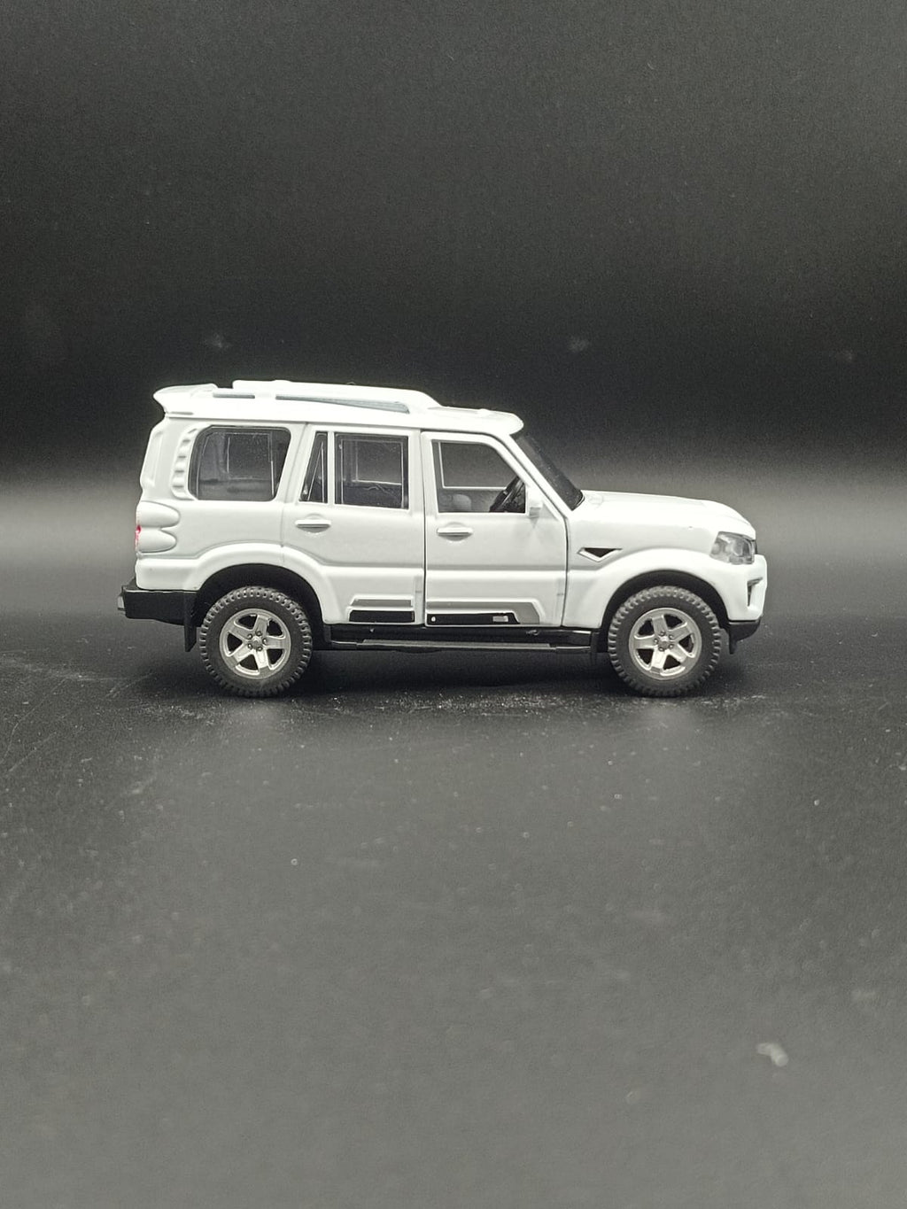 MCFIVE Mahindra Scorpio S11 Diecast Scale Model - White