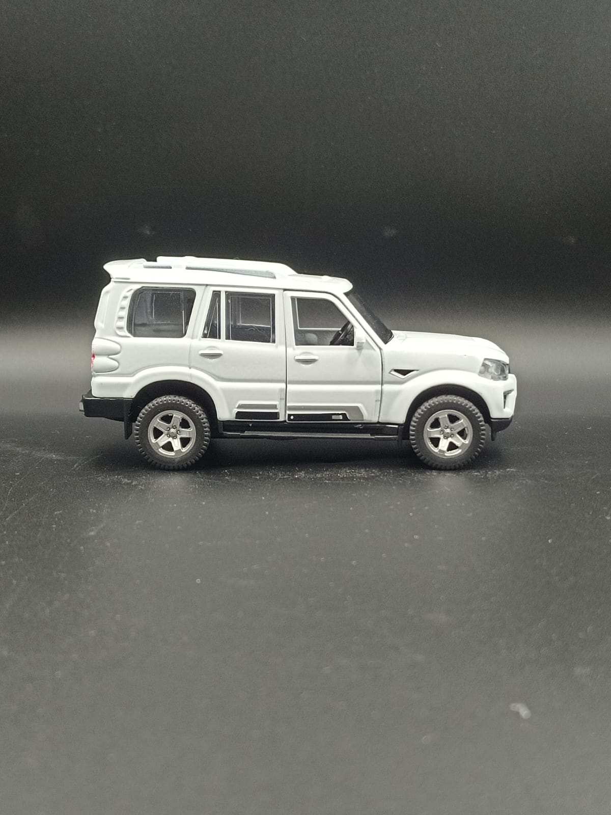 MCFIVE Mahindra Scorpio S11 Diecast Scale Model - White