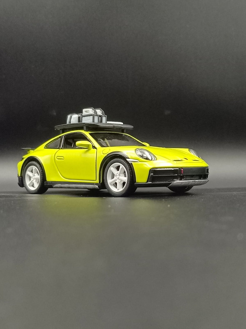 Kinsmart 1:36 Porsche 911 Dakar Rallye Diecast Model Car with Roof Rack - Lime Yellow