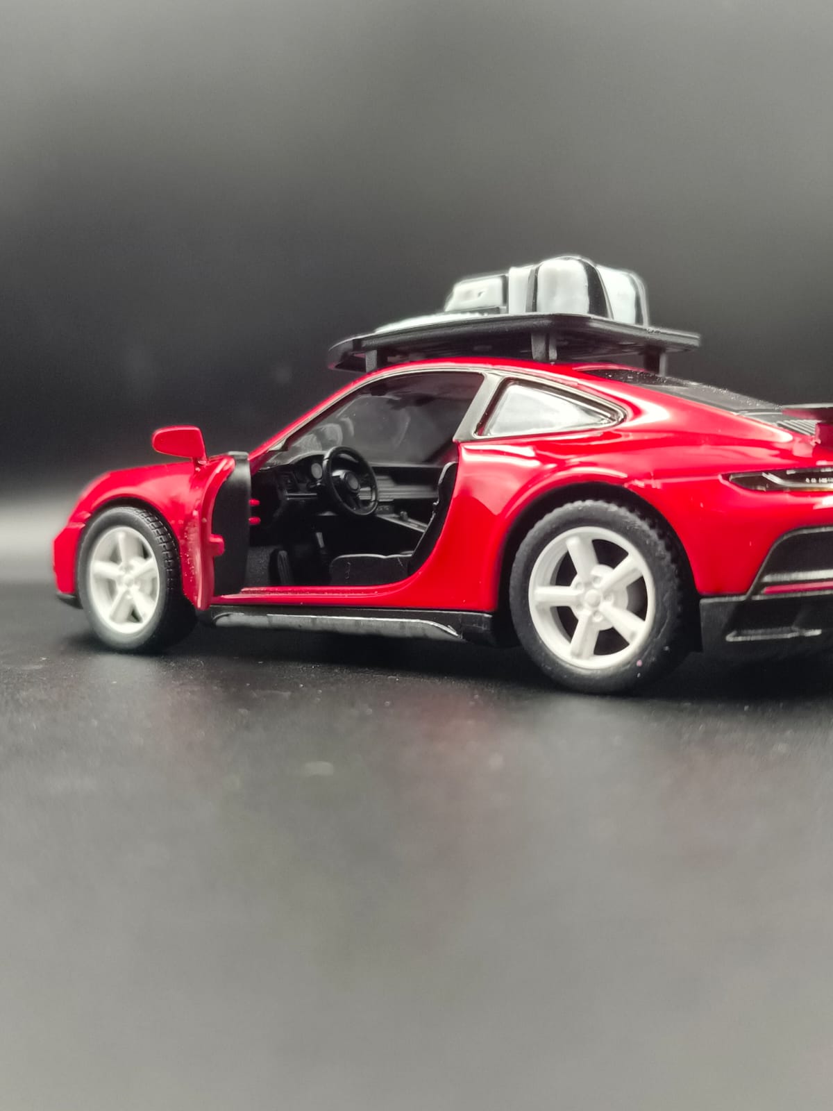 Kinsmart 1:36 Porsche 911 Dakar Rallye Diecast Model Car with Roof Rack - Red