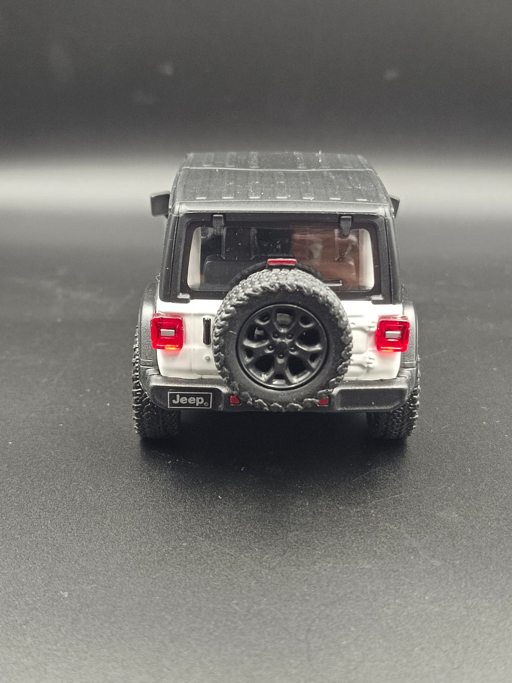 Kinsmart 2018 Jeep Wrangler Rubicon Hard Top Diecast Model (1:34 Scale) - White