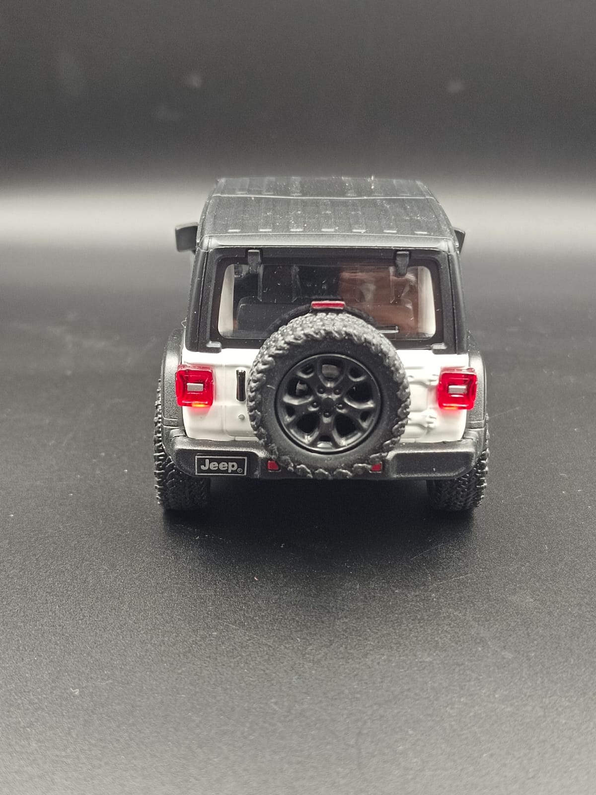 Kinsmart 2018 Jeep Wrangler Rubicon Hard Top Diecast Model (1:34 Scale) - White