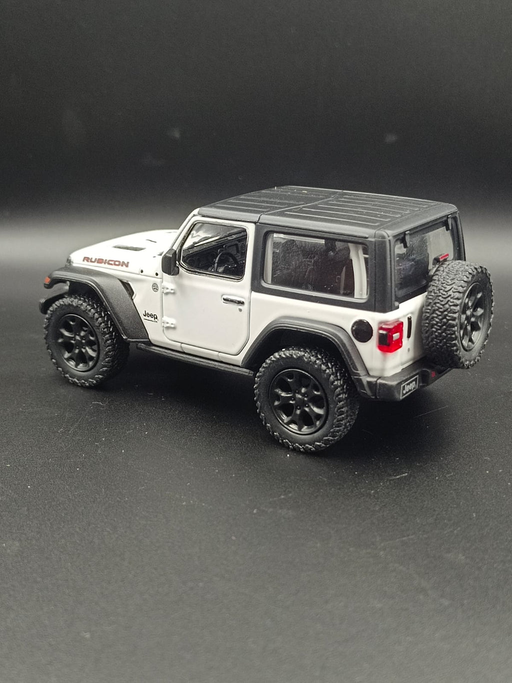Kinsmart 2018 Jeep Wrangler Rubicon Hard Top Diecast Model (1:34 Scale) - White