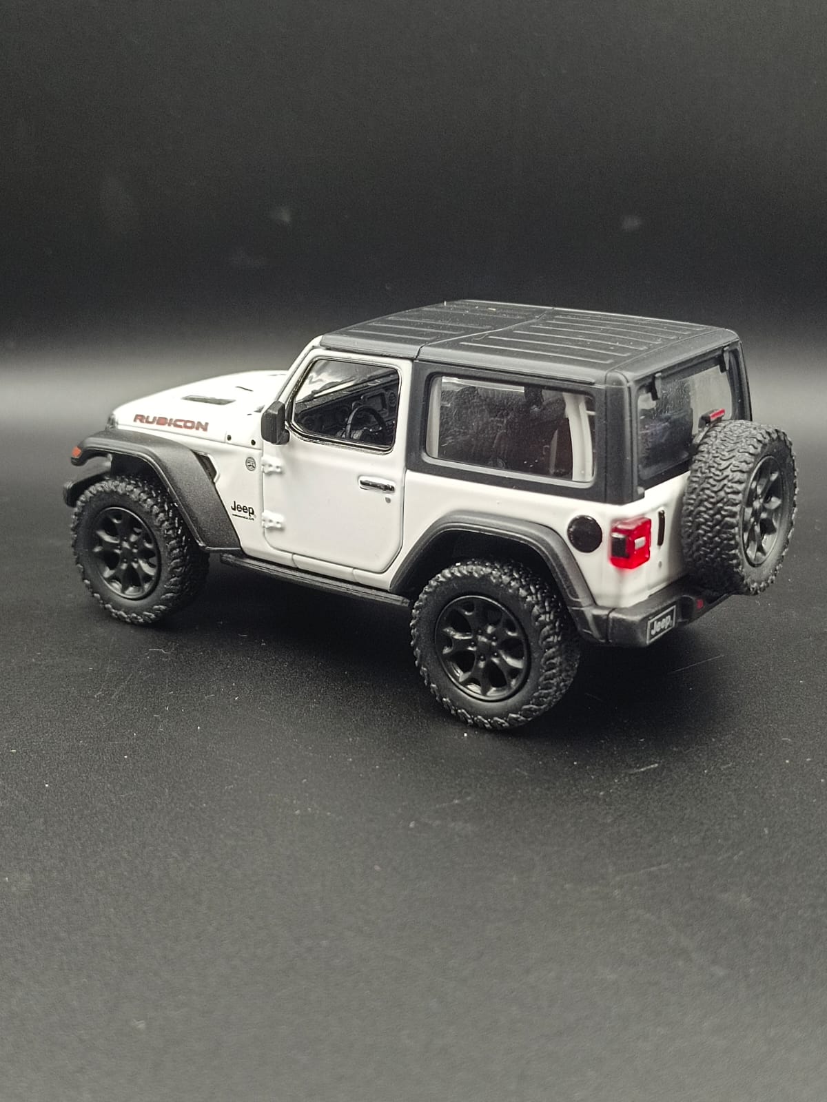 Kinsmart 2018 Jeep Wrangler Rubicon Hard Top Diecast Model (1:34 Scale) - White