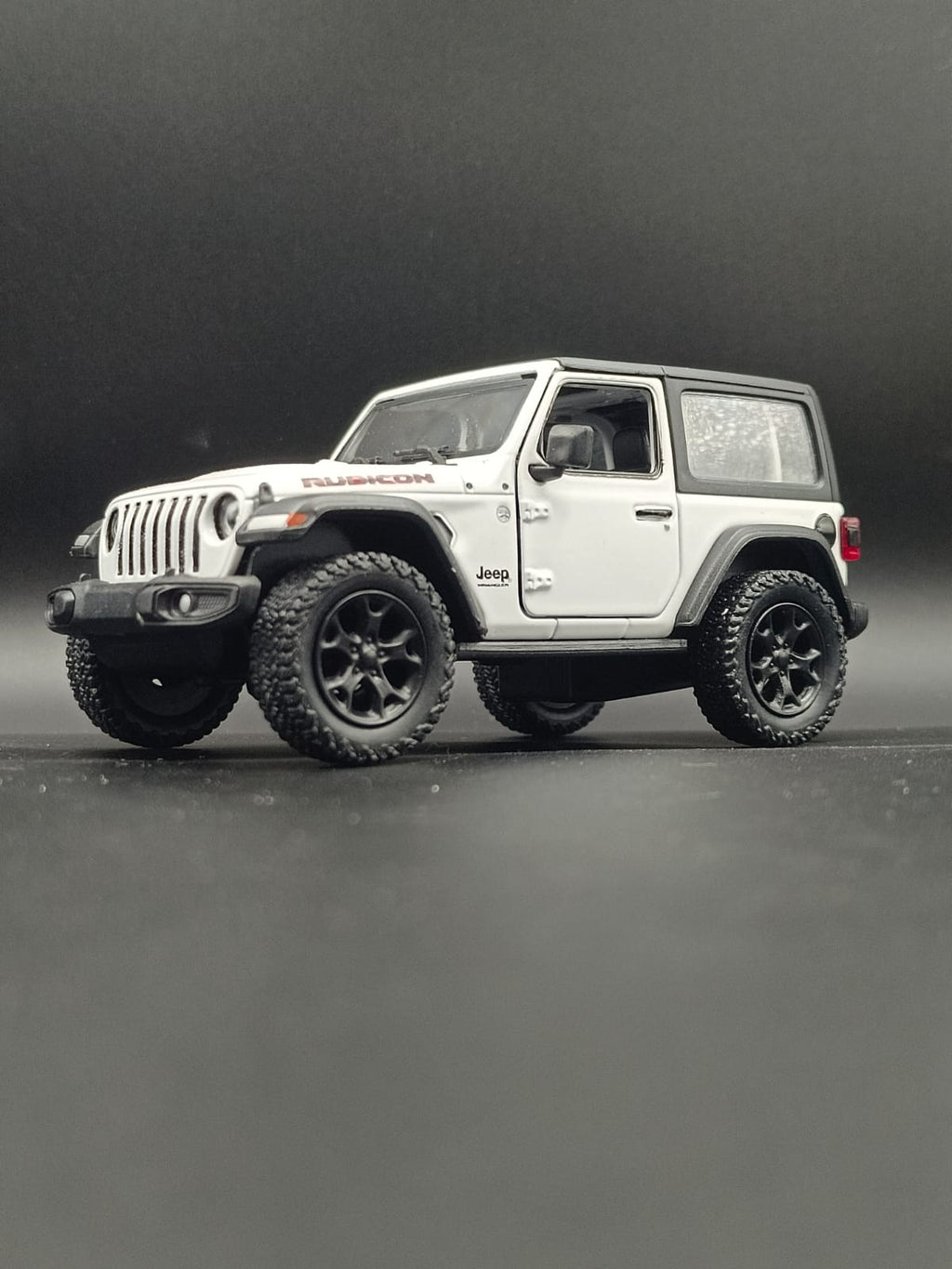 Kinsmart 2018 Jeep Wrangler Rubicon Hard Top Diecast Model (1:34 Scale) - White