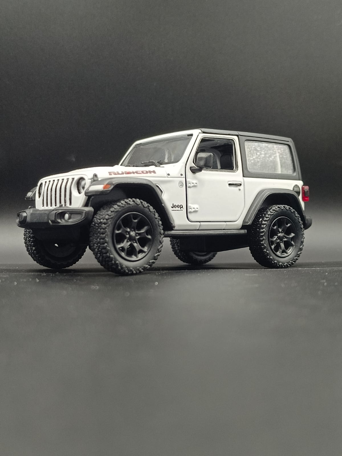 Kinsmart 2018 Jeep Wrangler Rubicon Hard Top Diecast Model (1:34 Scale) - White