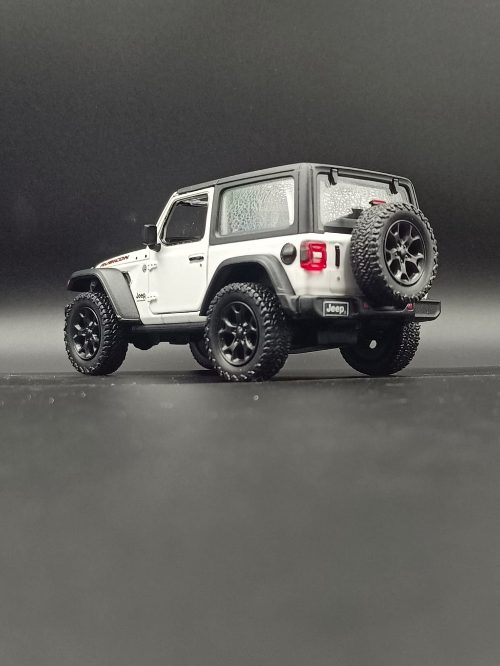 Kinsmart 2018 Jeep Wrangler Rubicon Hard Top Diecast Model (1:34 Scale) - White