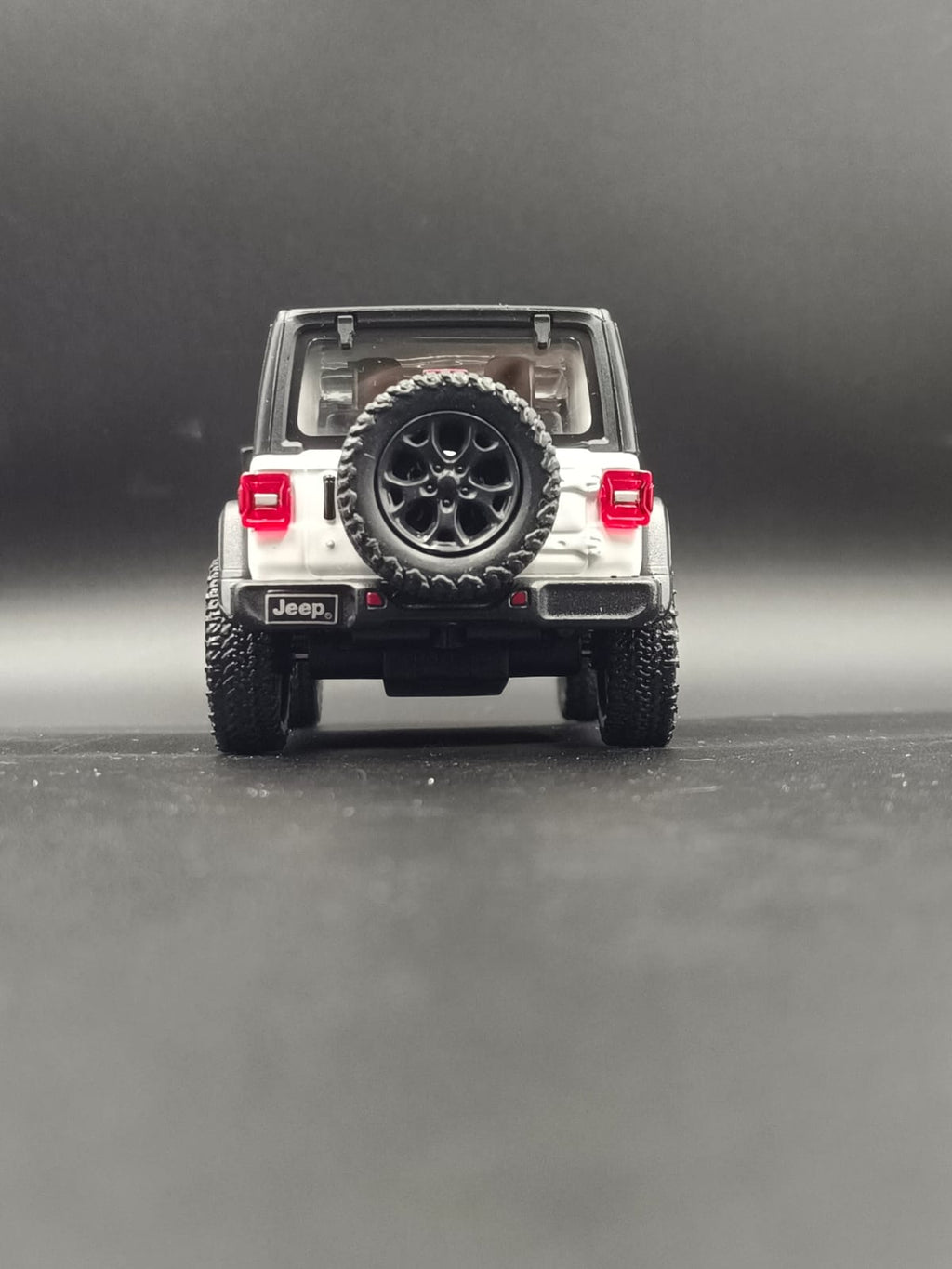 Kinsmart 2018 Jeep Wrangler Rubicon Hard Top Diecast Model (1:34 Scale) - White