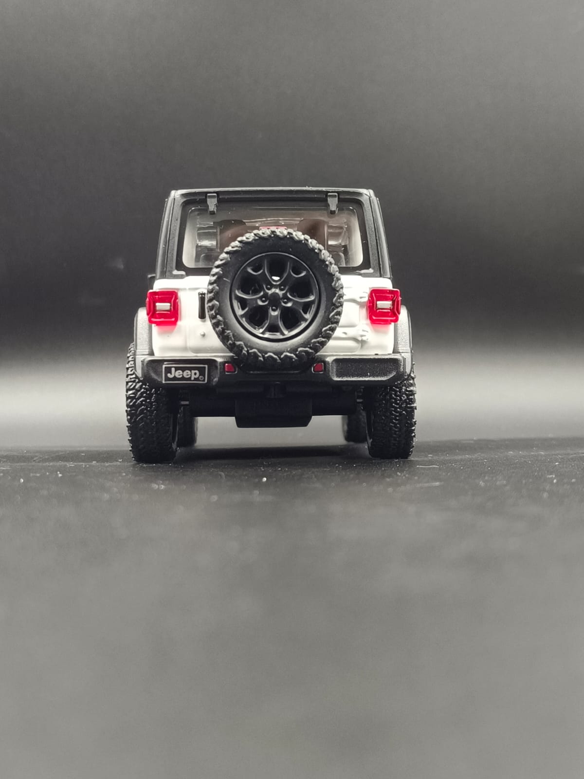 Kinsmart 2018 Jeep Wrangler Rubicon Hard Top Diecast Model (1:34 Scale) - White