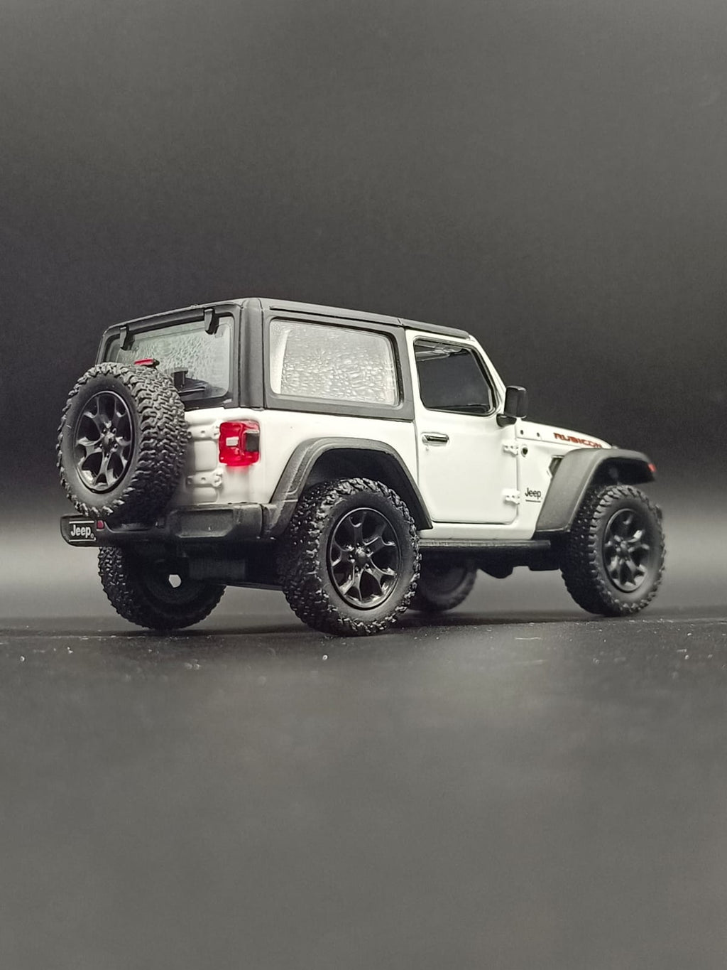 Kinsmart 2018 Jeep Wrangler Rubicon Hard Top Diecast Model (1:34 Scale) - White