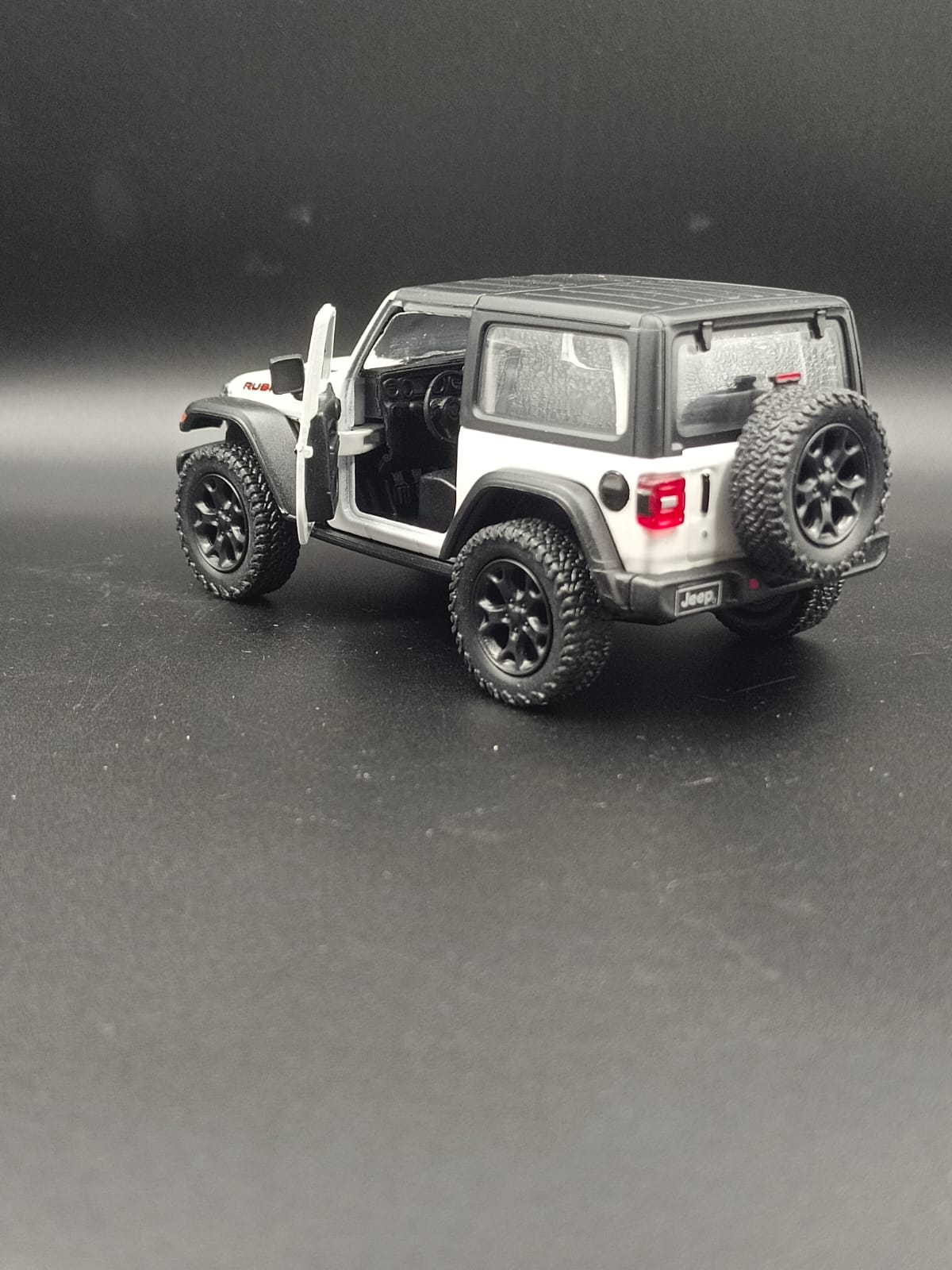 Kinsmart 2018 Jeep Wrangler Rubicon Hard Top Diecast Model (1:34 Scale) - White