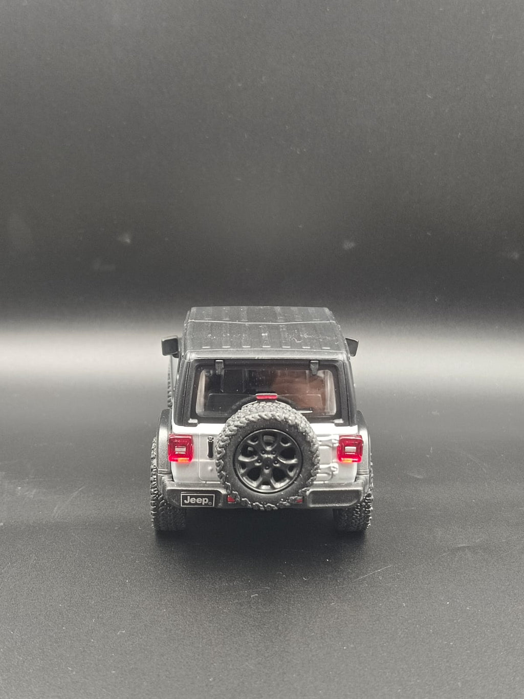 Kinsmart 2018 Jeep Wrangler Rubicon Hard Top Diecast Model (1:34 Scale) - Silver