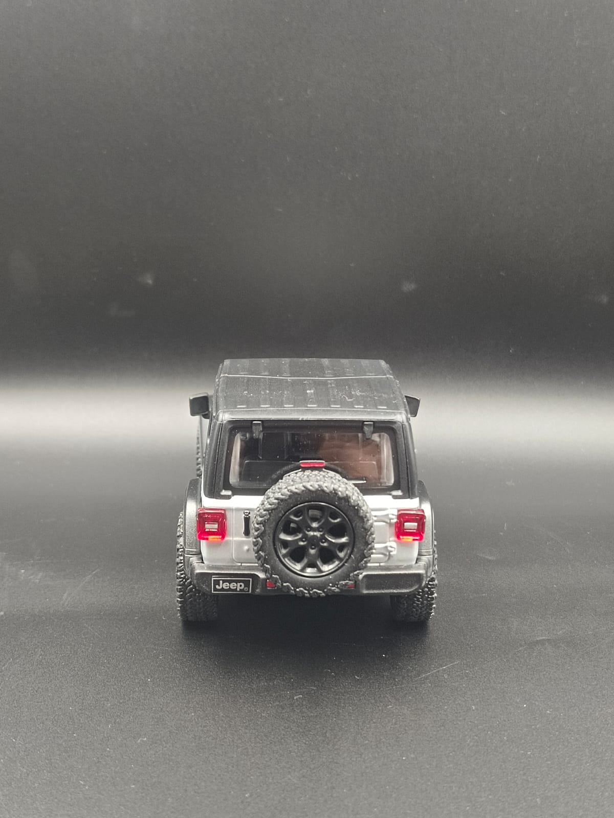 Kinsmart 2018 Jeep Wrangler Rubicon Hard Top Diecast Model (1:34 Scale) - Silver