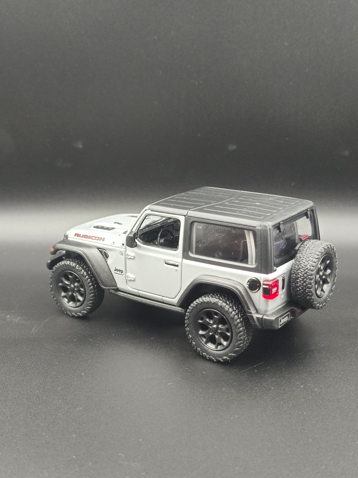 Kinsmart 2018 Jeep Wrangler Rubicon Hard Top Diecast Model (1:34 Scale) - Silver