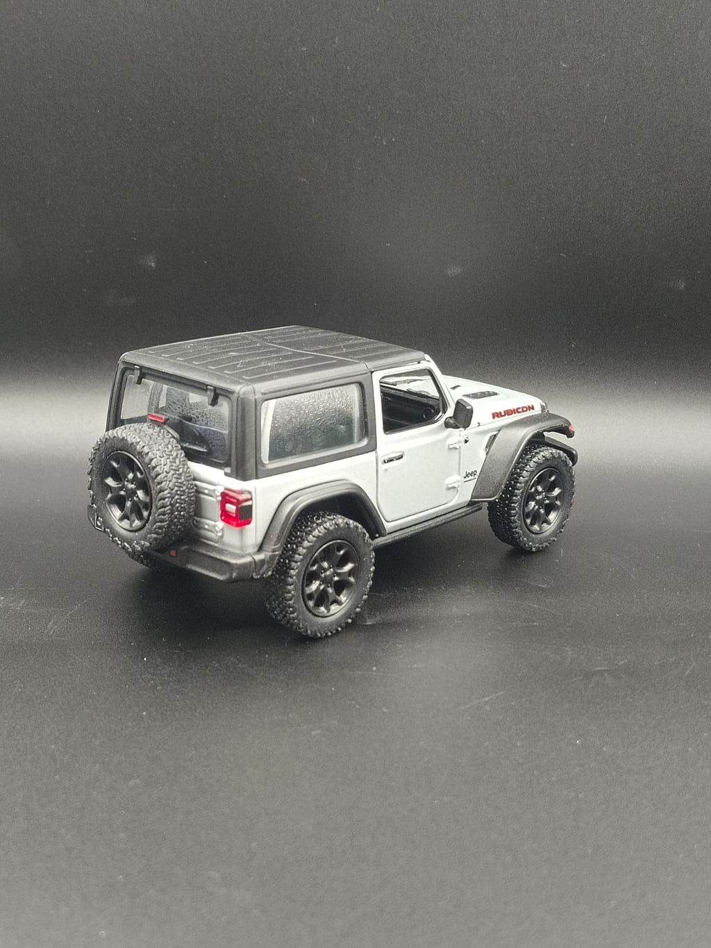 Kinsmart 2018 Jeep Wrangler Rubicon Hard Top Diecast Model (1:34 Scale) - Silver