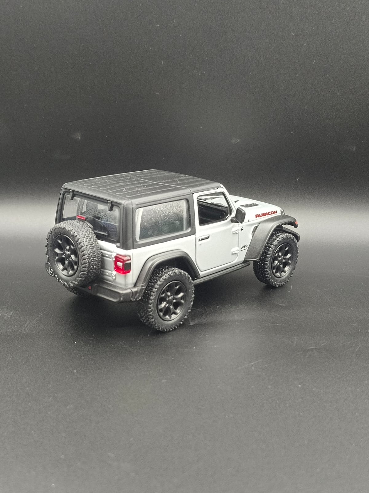 Kinsmart 2018 Jeep Wrangler Rubicon Hard Top Diecast Model (1:34 Scale) - Silver