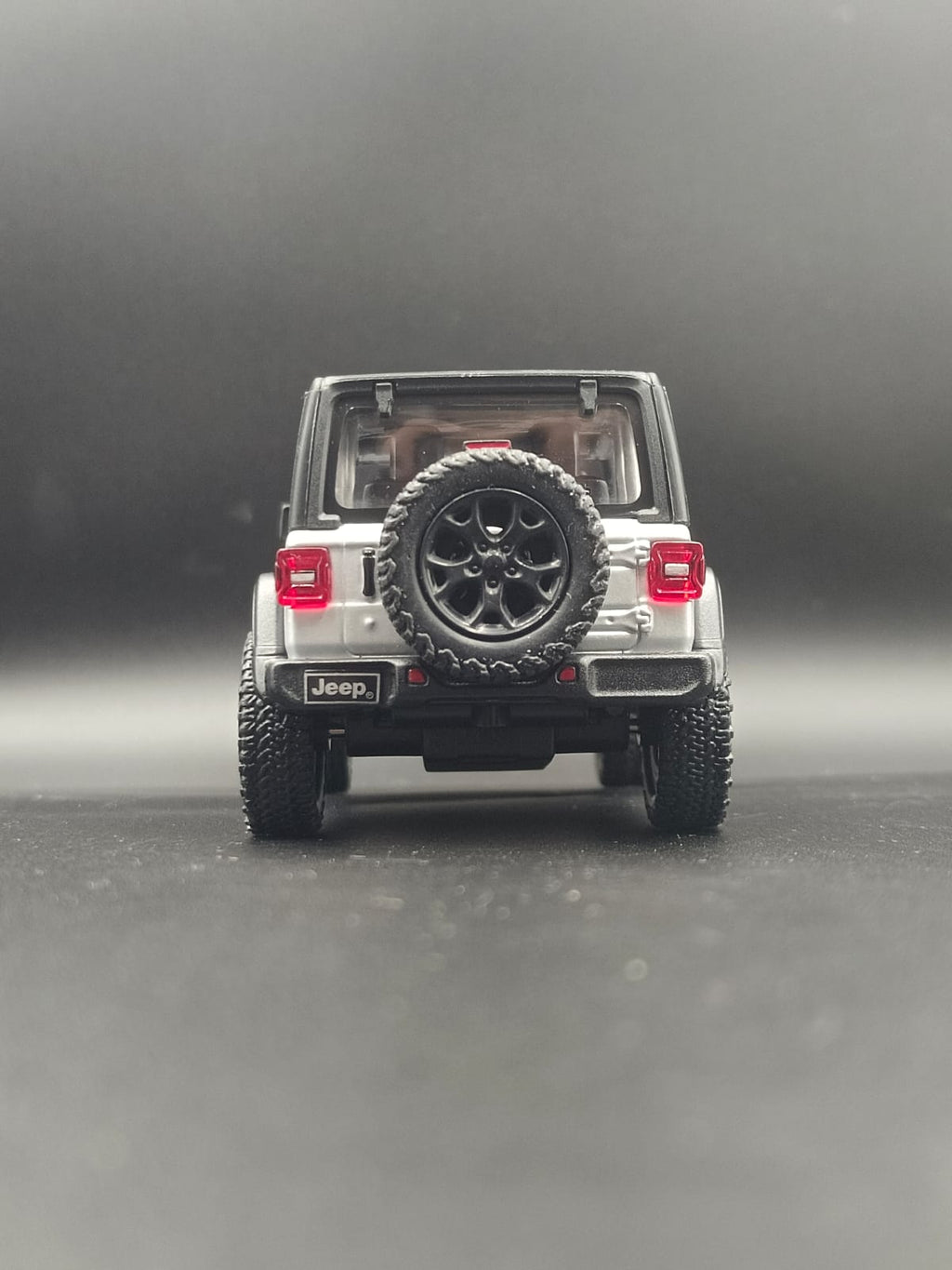Kinsmart 2018 Jeep Wrangler Rubicon Hard Top Diecast Model (1:34 Scale) - Silver