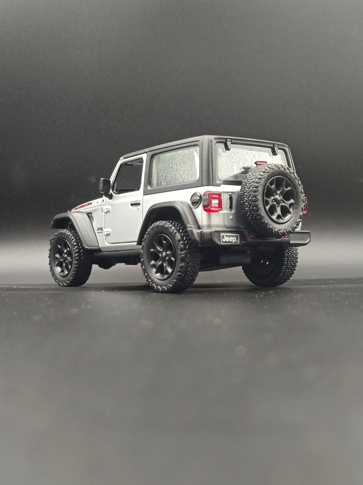 Kinsmart 2018 Jeep Wrangler Rubicon Hard Top Diecast Model (1:34 Scale) - Silver
