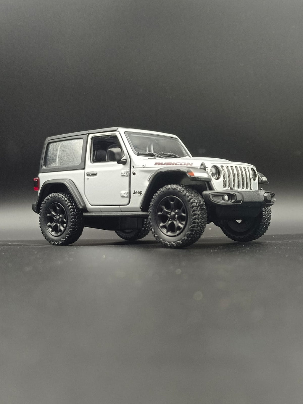 Kinsmart 2018 Jeep Wrangler Rubicon Hard Top Diecast Model (1:34 Scale) - Silver