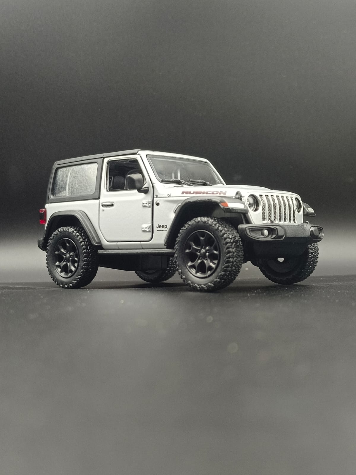 Kinsmart 2018 Jeep Wrangler Rubicon Hard Top Diecast Model (1:34 Scale) - Silver