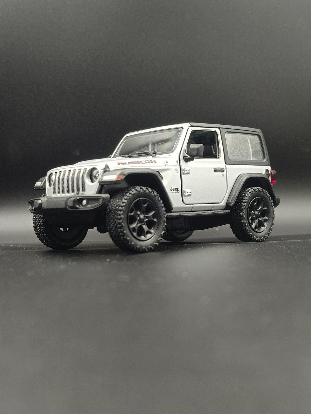 Kinsmart 2018 Jeep Wrangler Rubicon Hard Top Diecast Model (1:34 Scale) - Silver