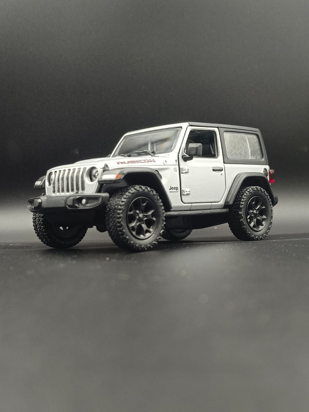 Kinsmart 2018 Jeep Wrangler Rubicon Hard Top Diecast Model (1:34 Scale) - Silver