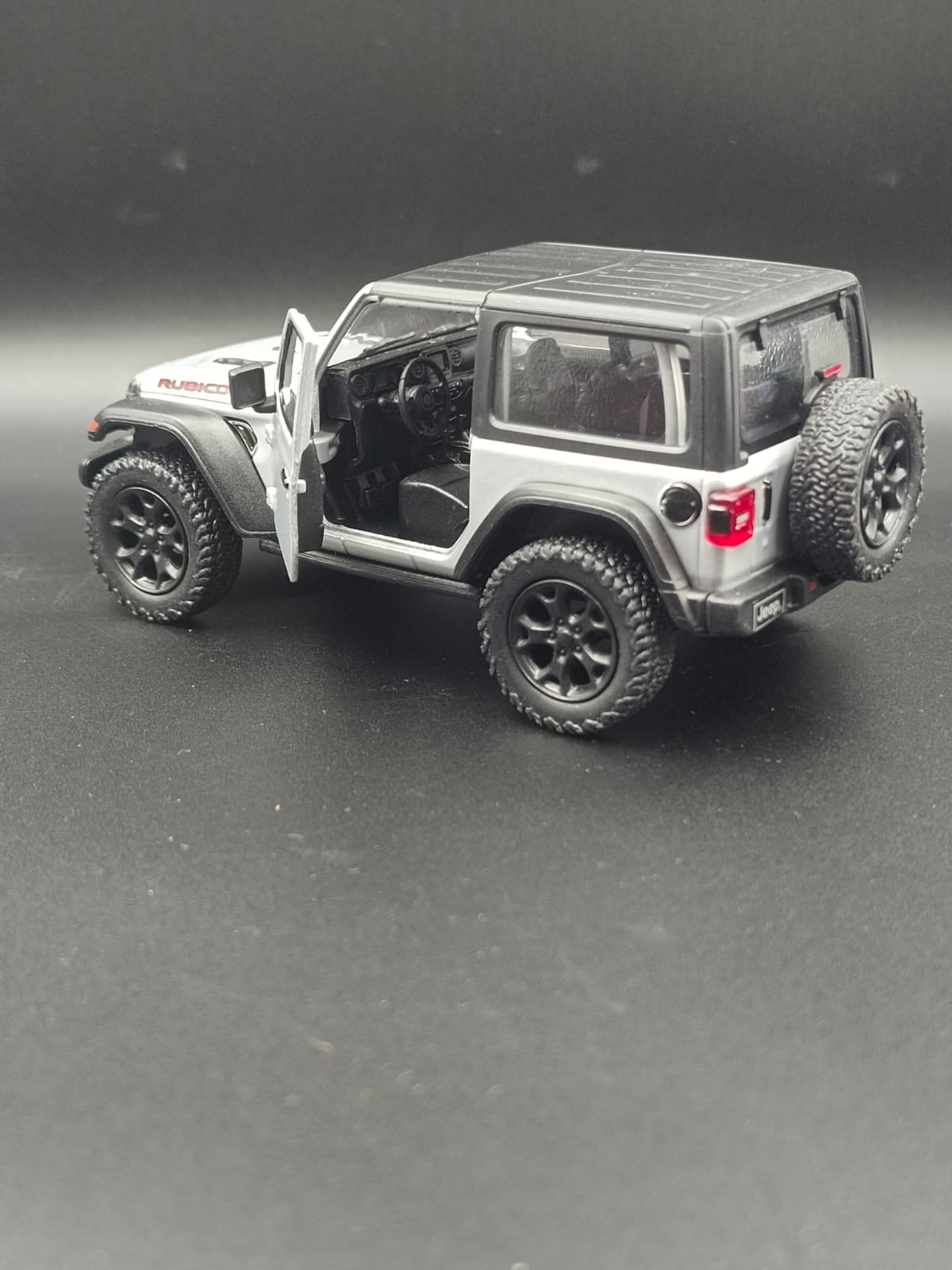 Kinsmart 2018 Jeep Wrangler Rubicon Hard Top Diecast Model (1:34 Scale) - Silver