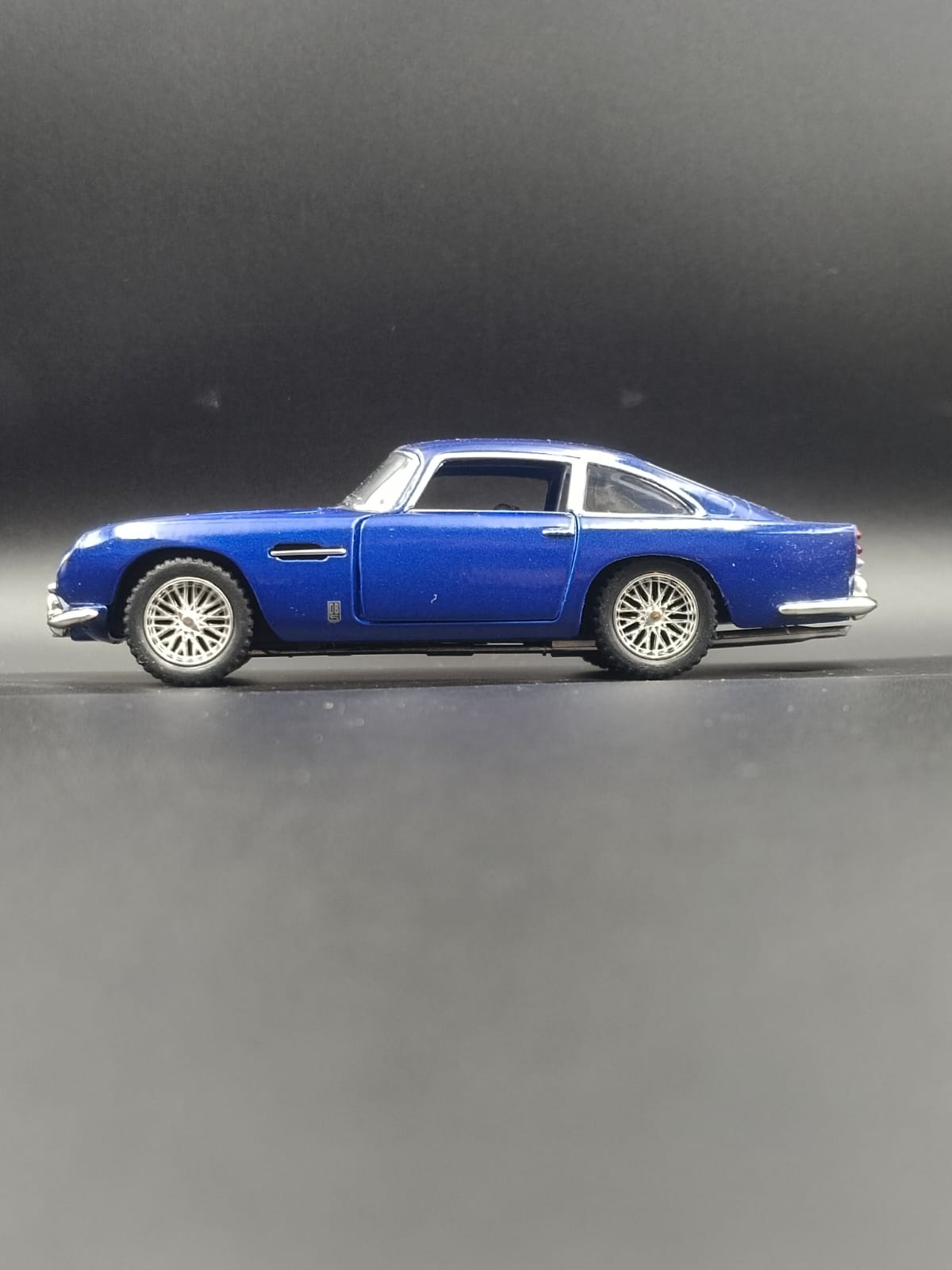 Kinsmart Aston Martin DB5 1963 Diecast Model Car - 1:38 Scale (Blue)