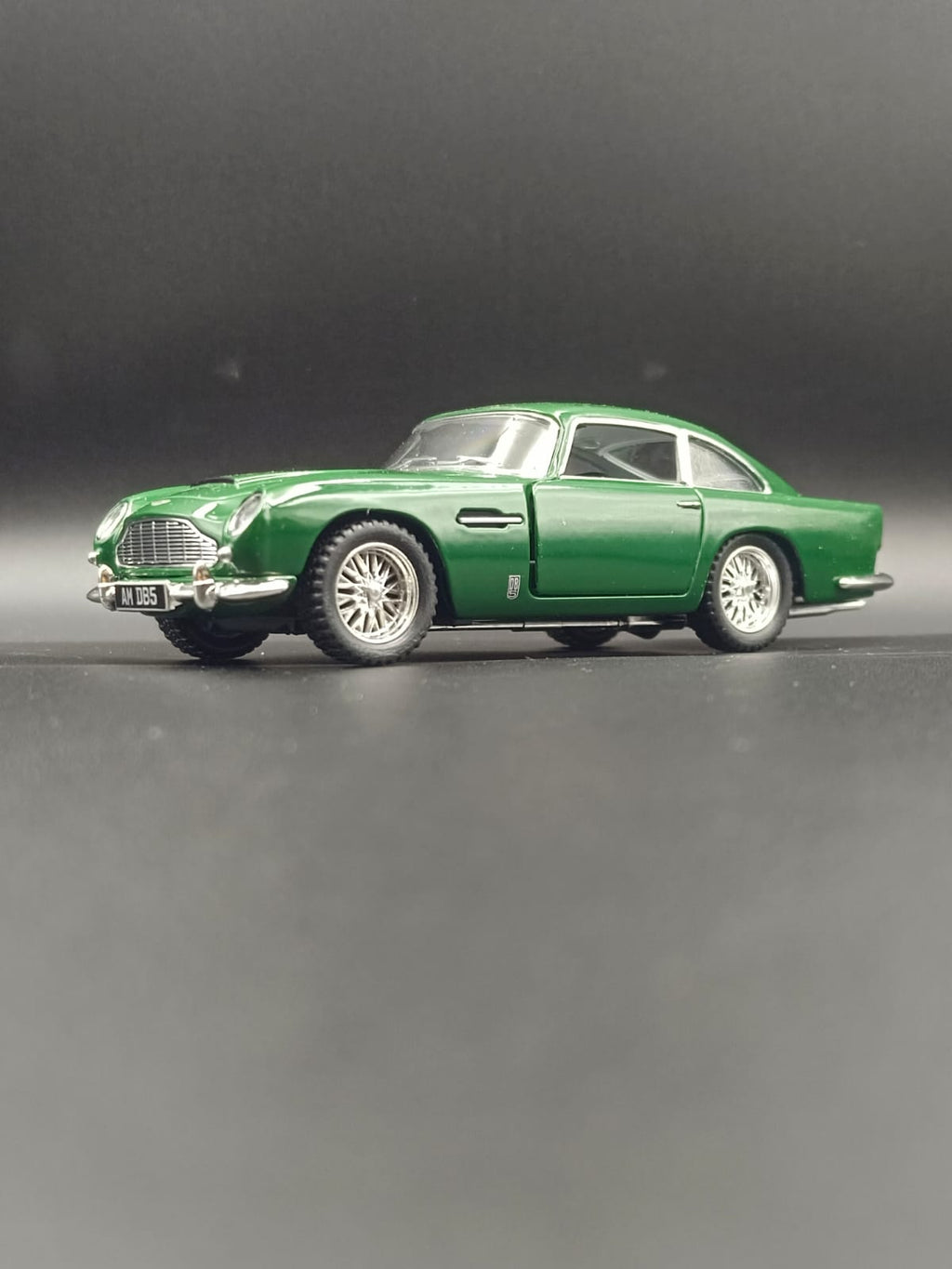 Kinsmart Aston Martin DB5 1963 Diecast Model Car - 1:38 Scale (Green)
