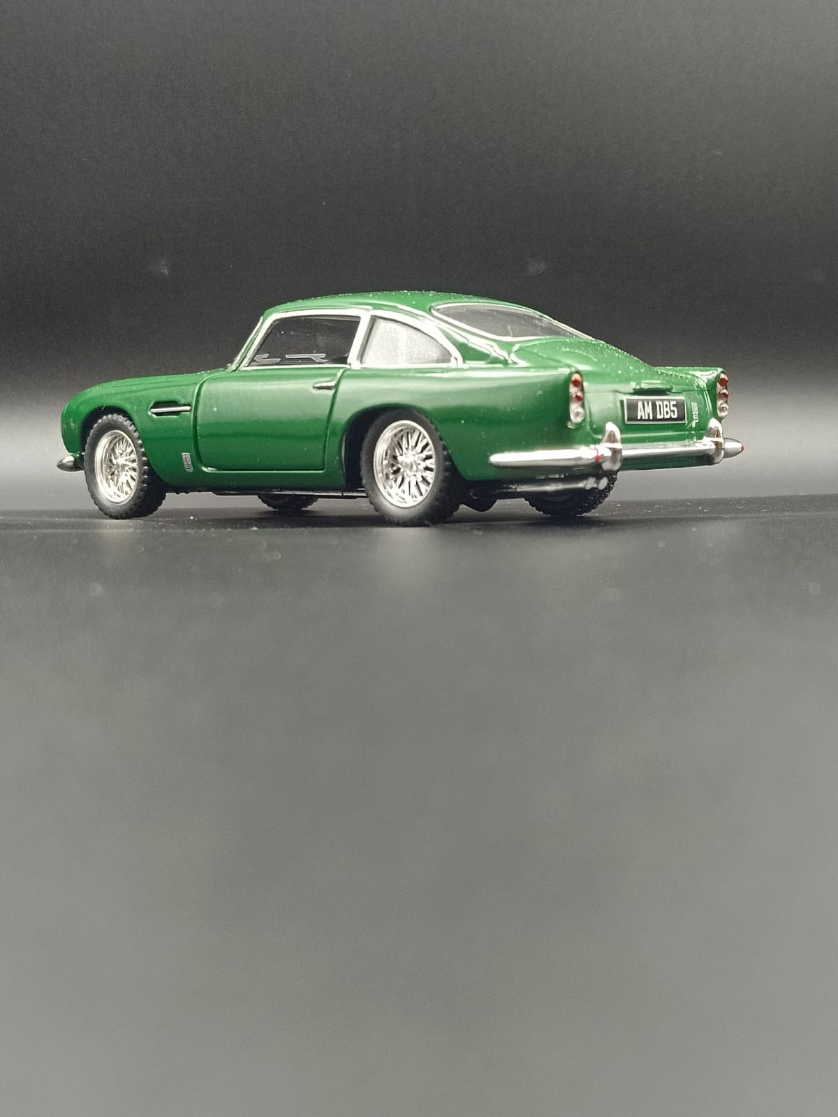 Kinsmart Aston Martin DB5 1963 Diecast Model Car - 1:38 Scale (Green)